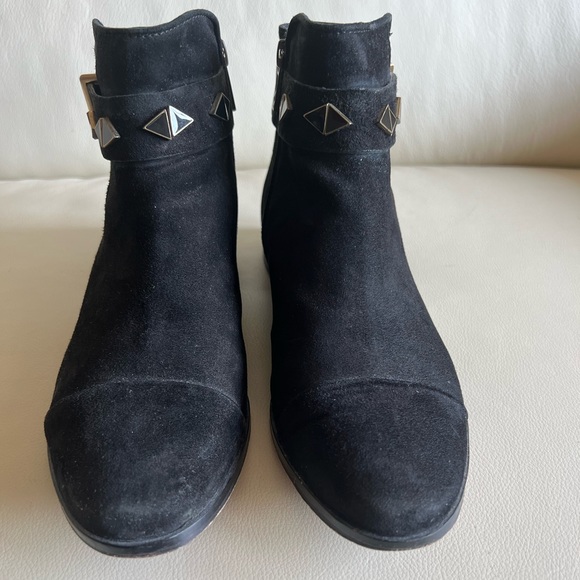 House of Harlow Black Suede Low Ankle Boot Size 7 - Picture 2 of 6